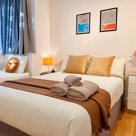 En-Suites With Free Parking 30Min To Central London Bagian luar foto