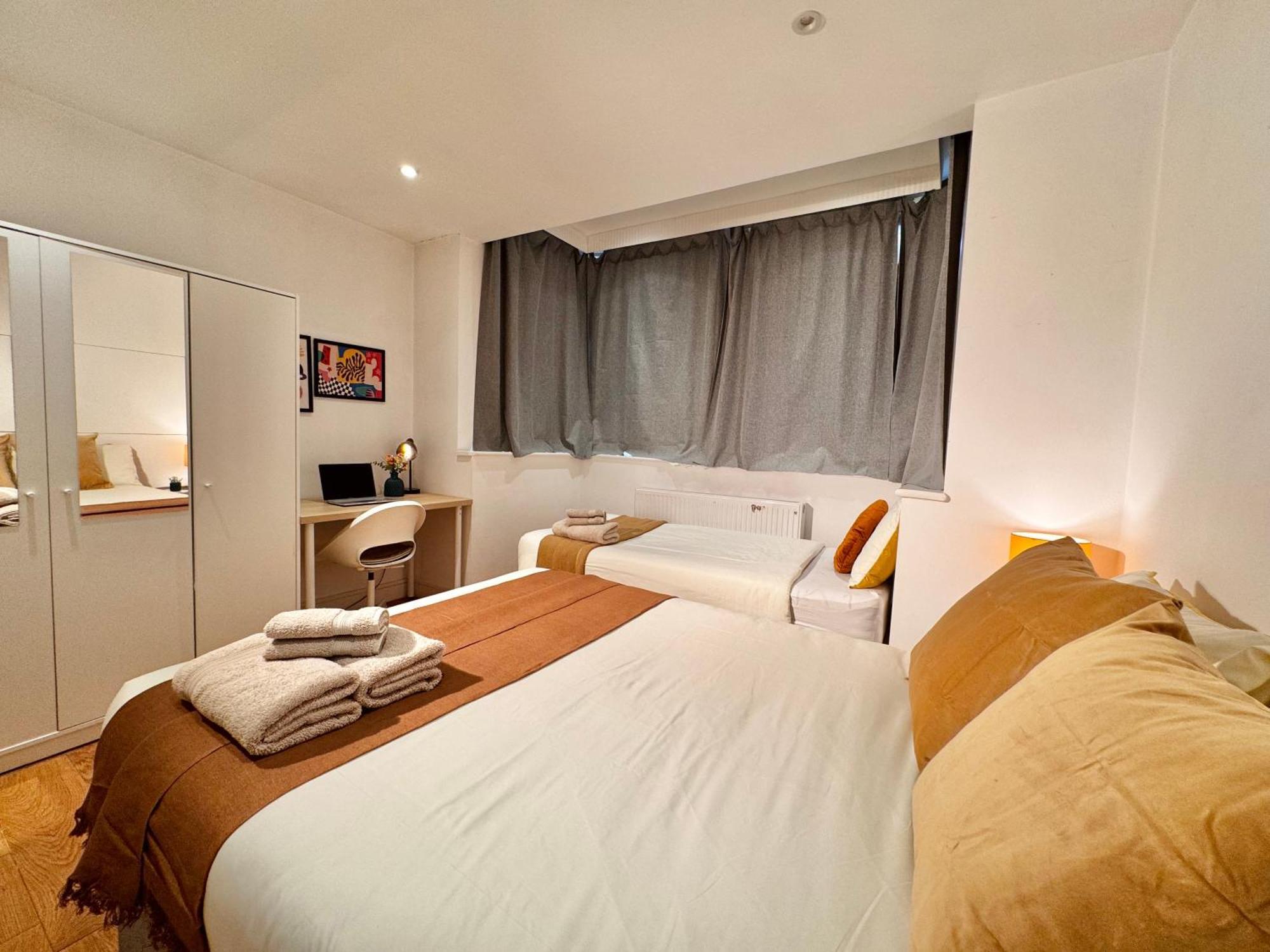 En-Suites With Free Parking 30Min To Central London Bagian luar foto