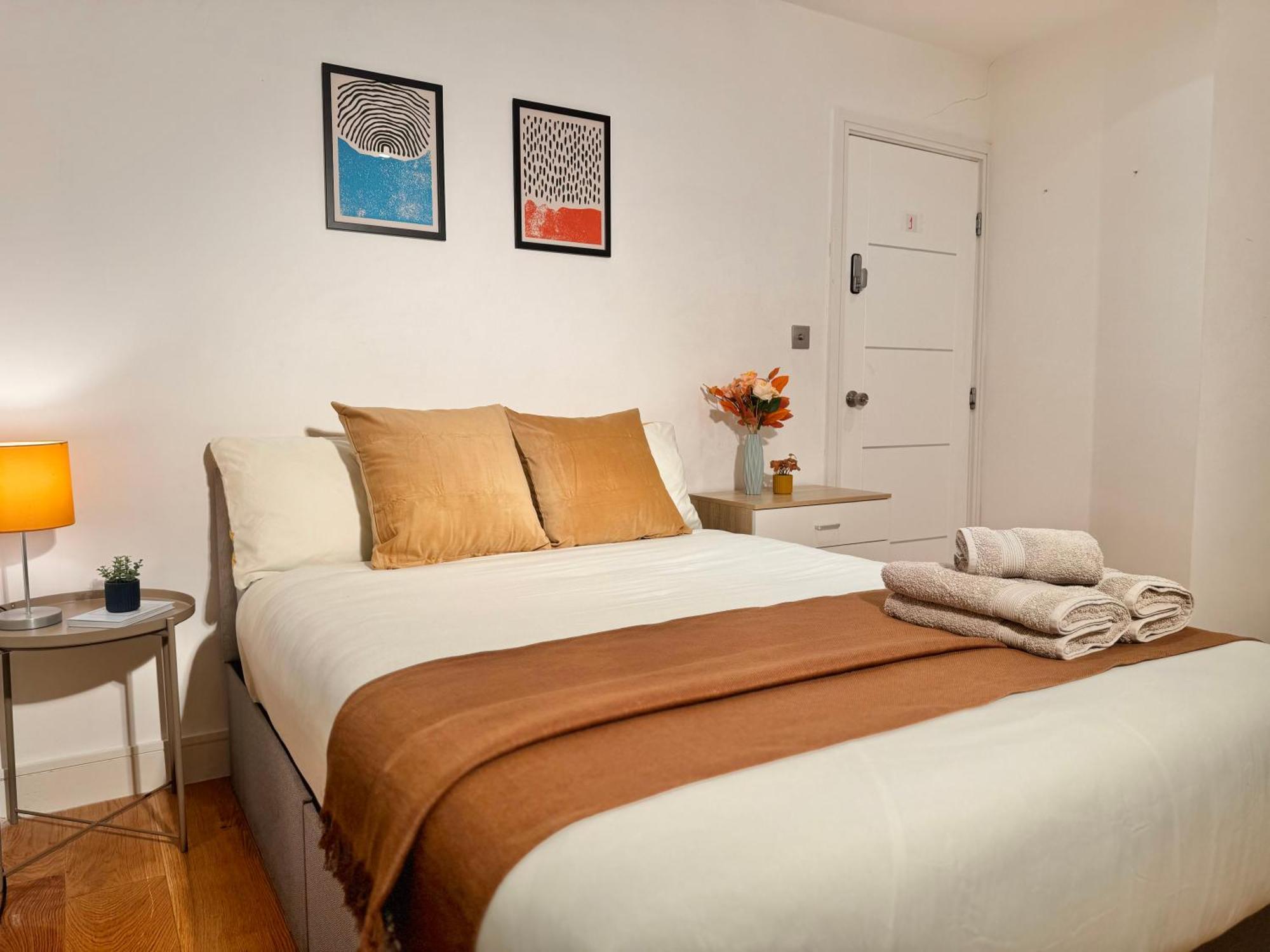 En-Suites With Free Parking 30Min To Central London Bagian luar foto