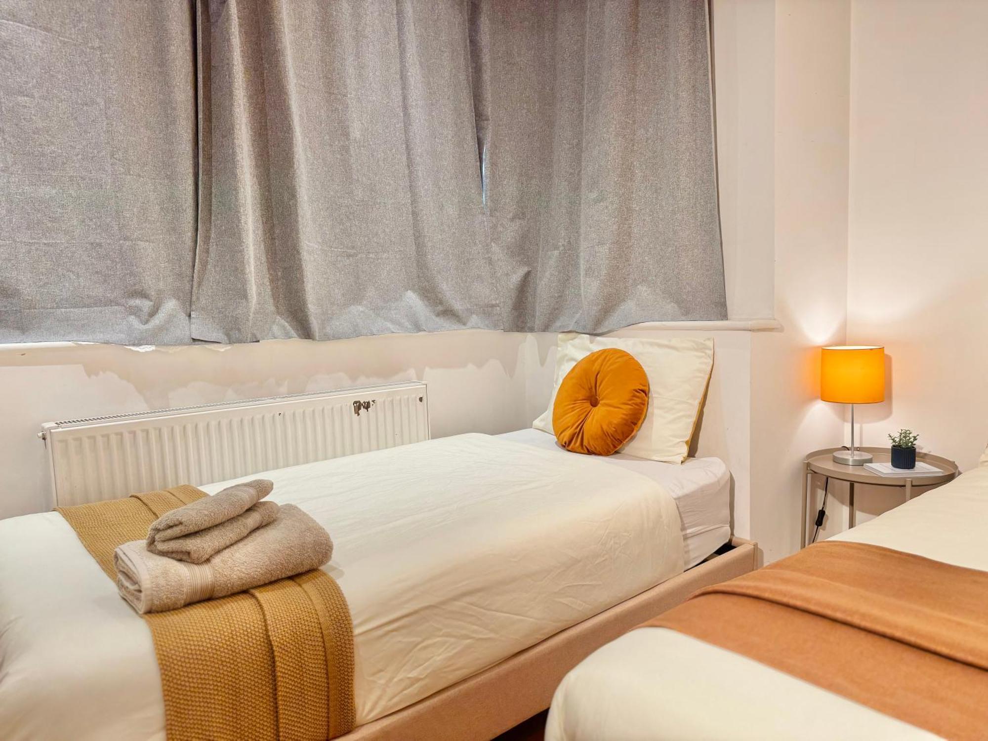En-Suites With Free Parking 30Min To Central London Bagian luar foto