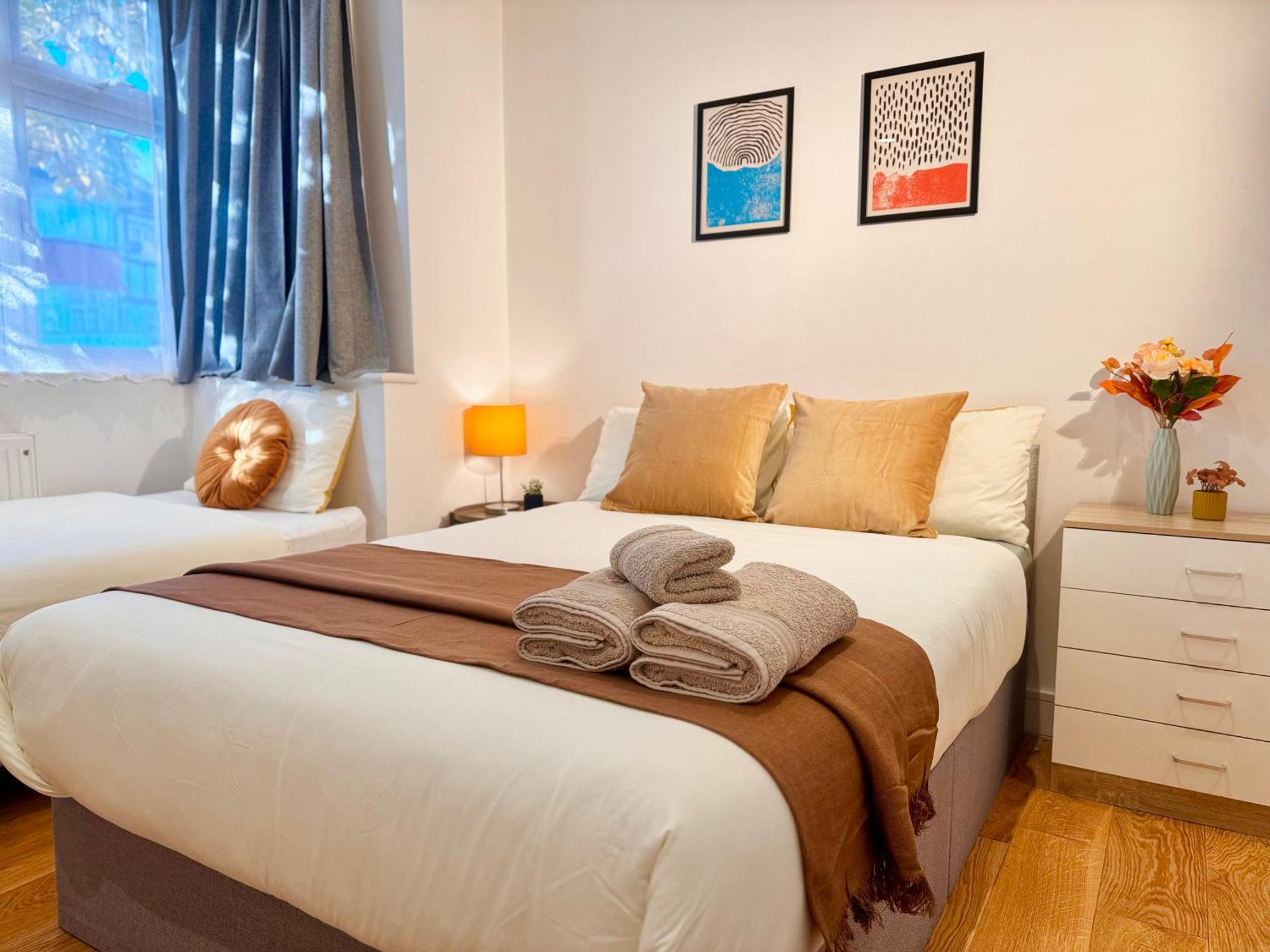 En-Suites With Free Parking 30Min To Central London Bagian luar foto