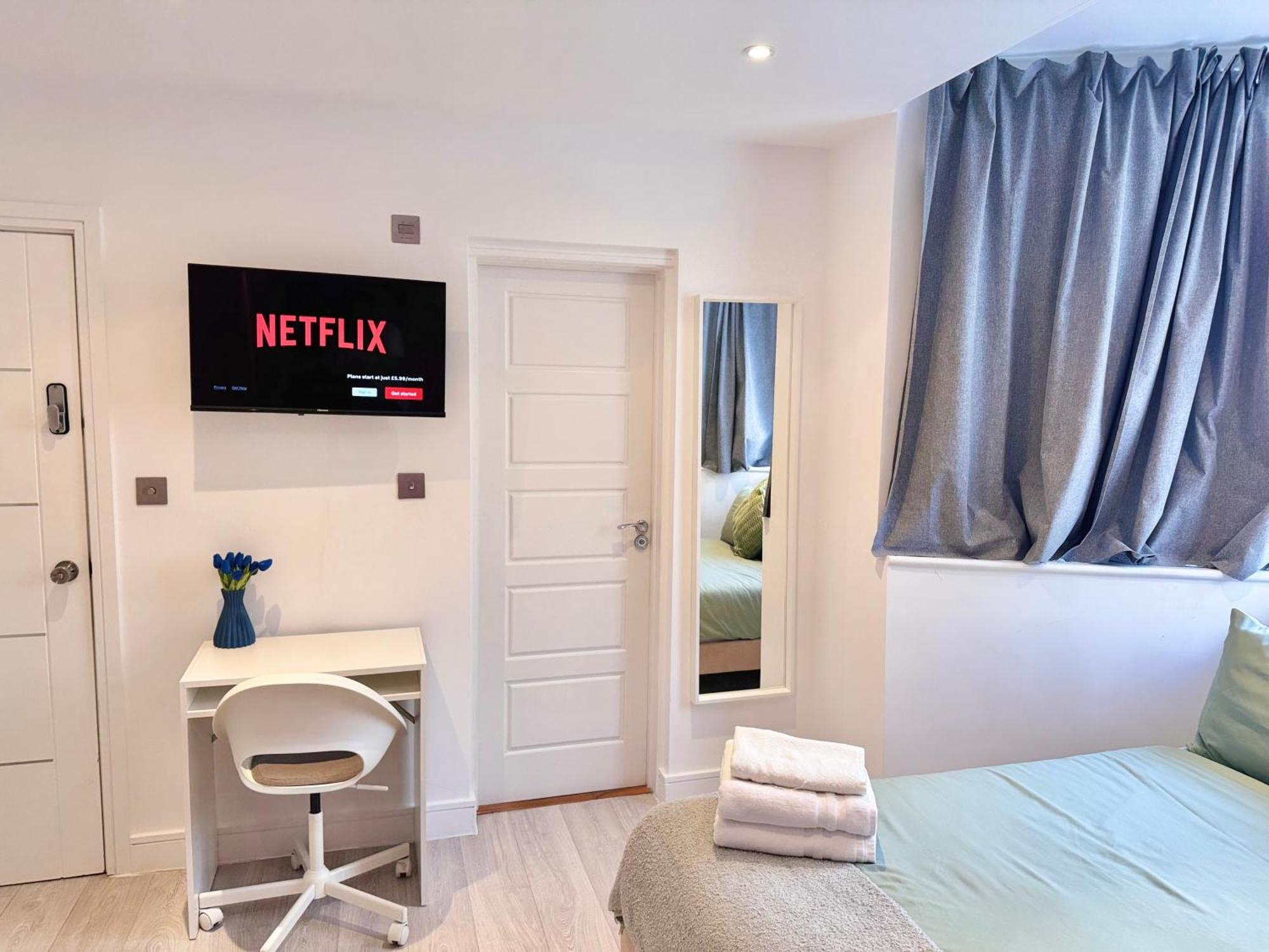 En-Suites With Free Parking 30Min To Central London Bagian luar foto