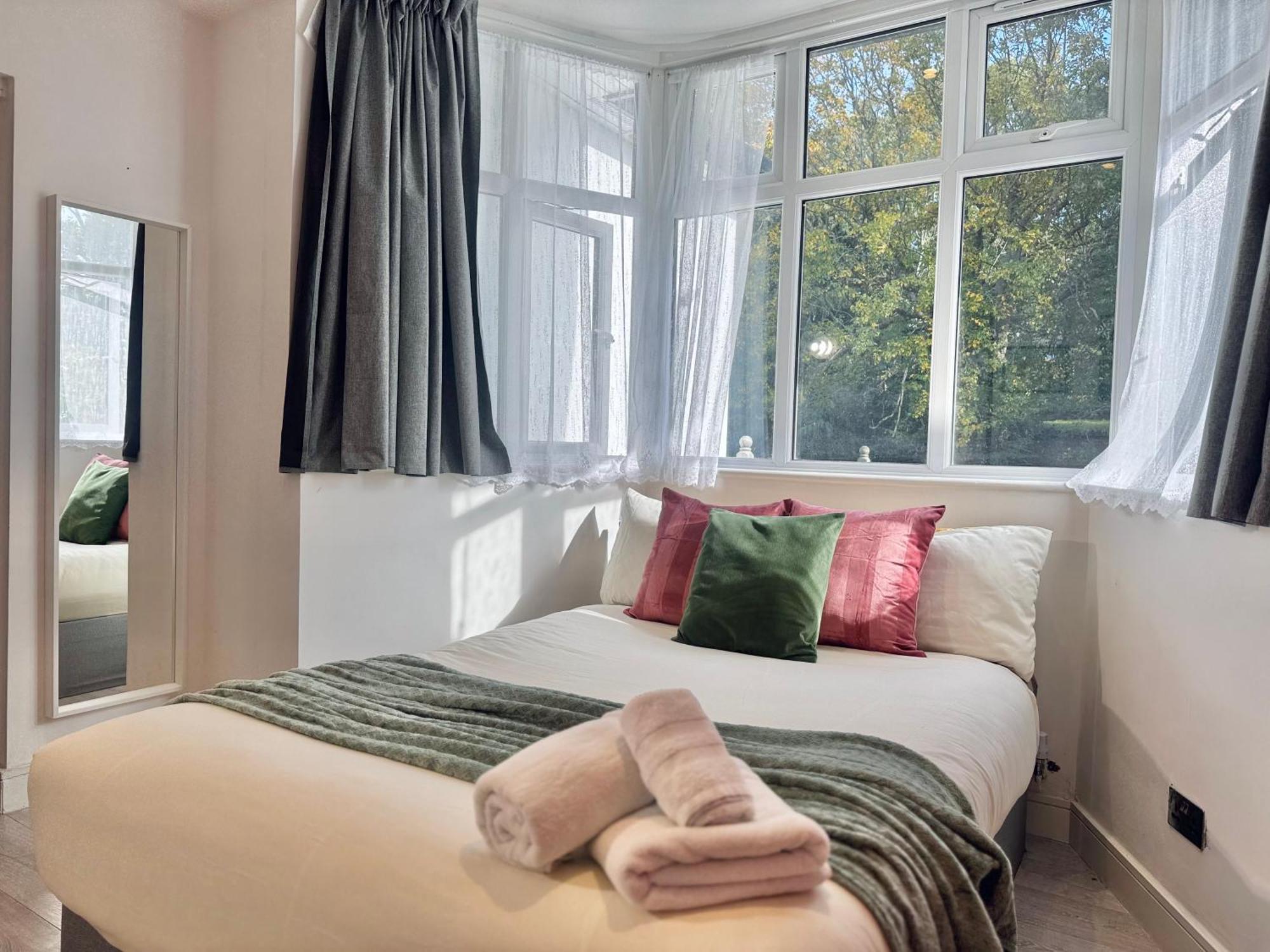 En-Suites With Free Parking 30Min To Central London Bagian luar foto