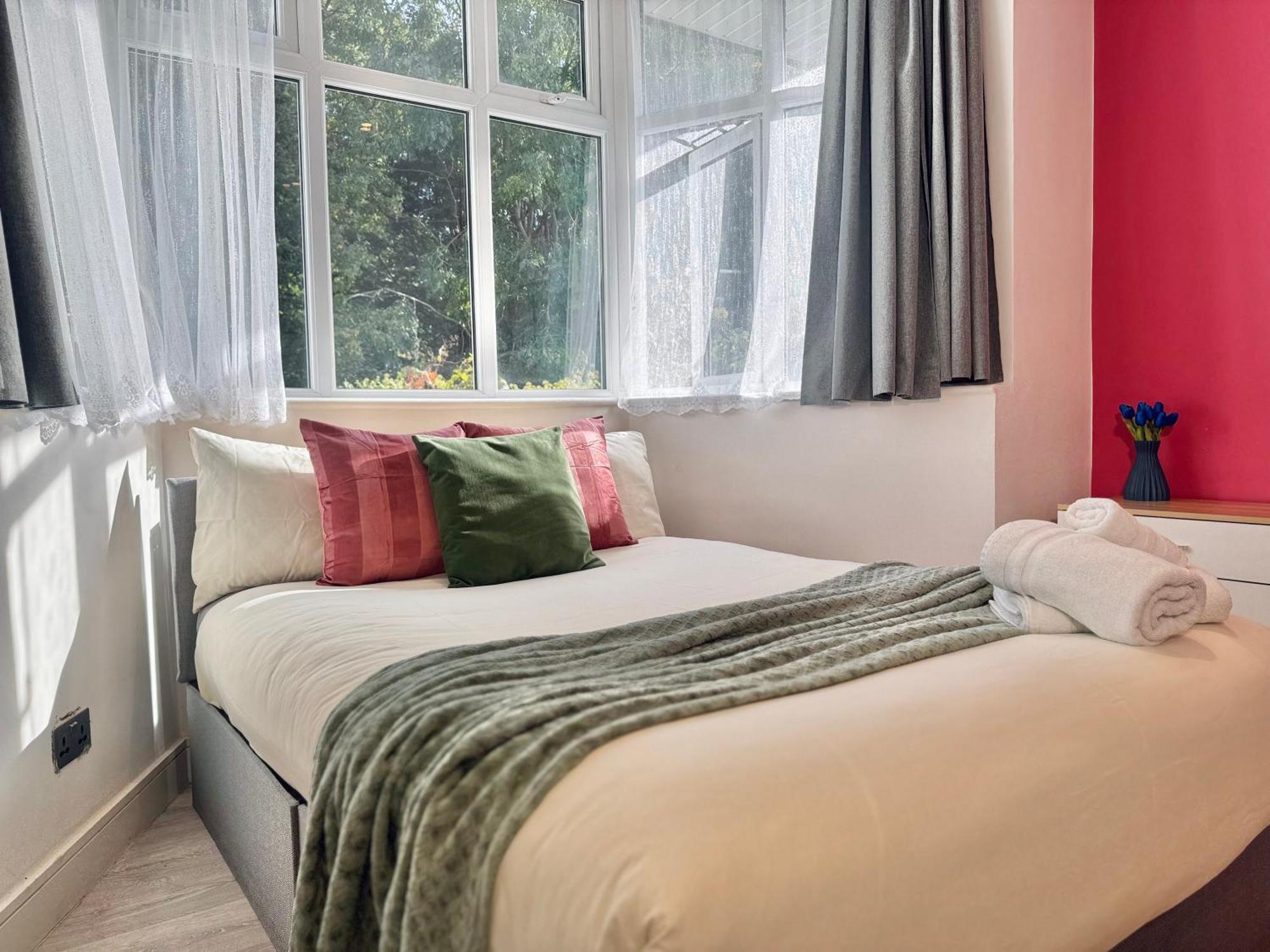 En-Suites With Free Parking 30Min To Central London Bagian luar foto