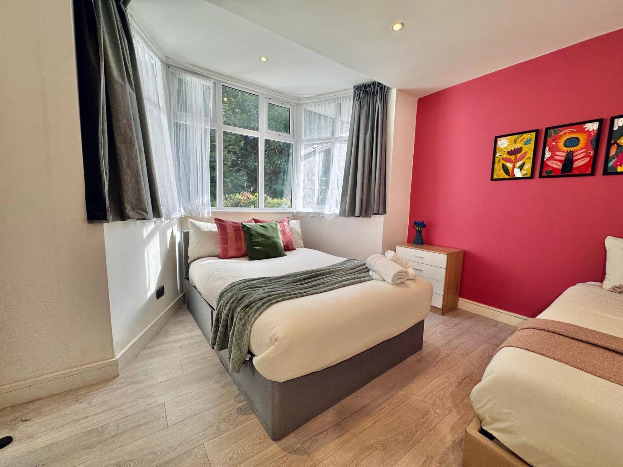 En-Suites With Free Parking 30Min To Central London Bagian luar foto