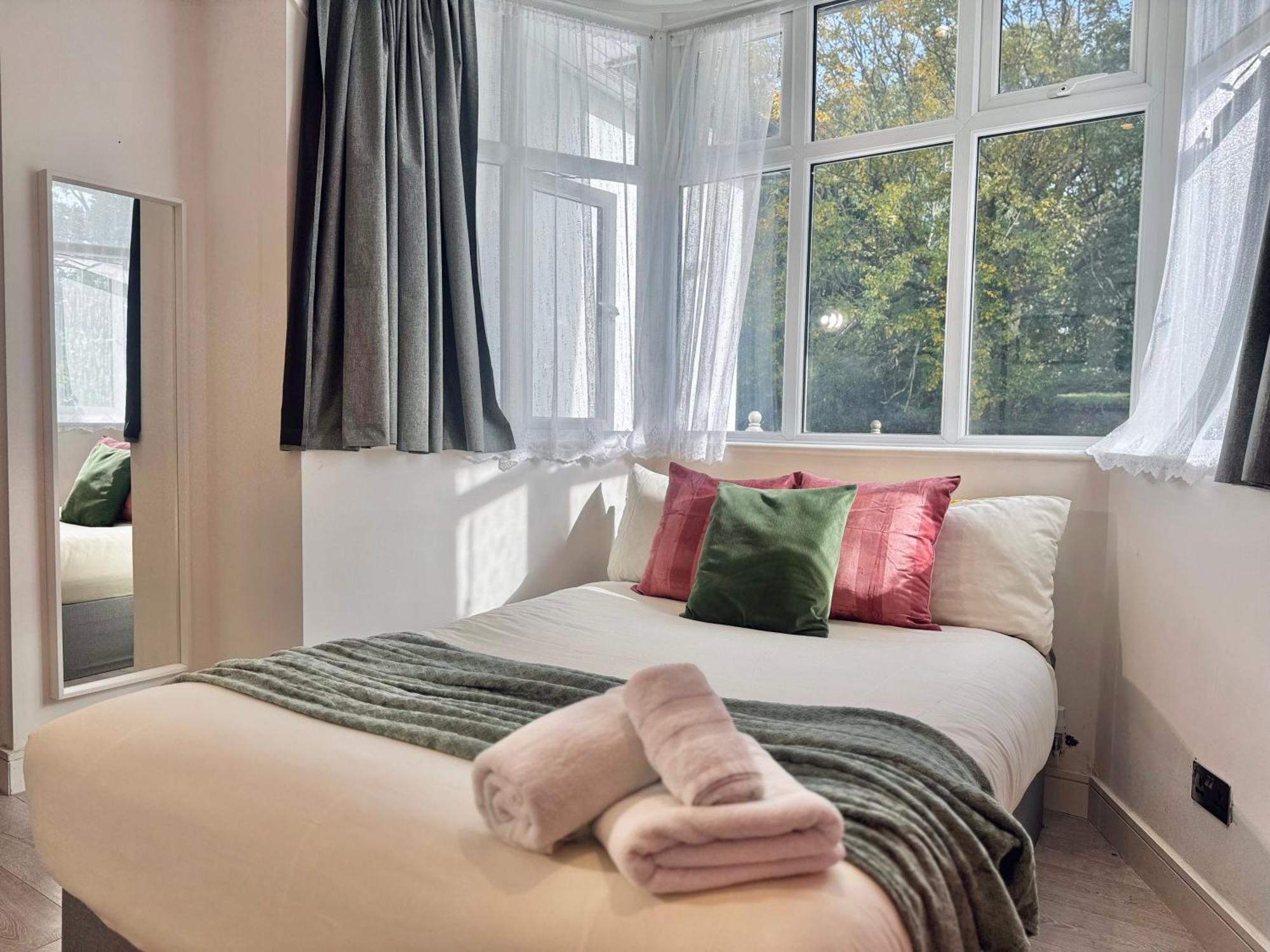 En-Suites With Free Parking 30Min To Central London Bagian luar foto